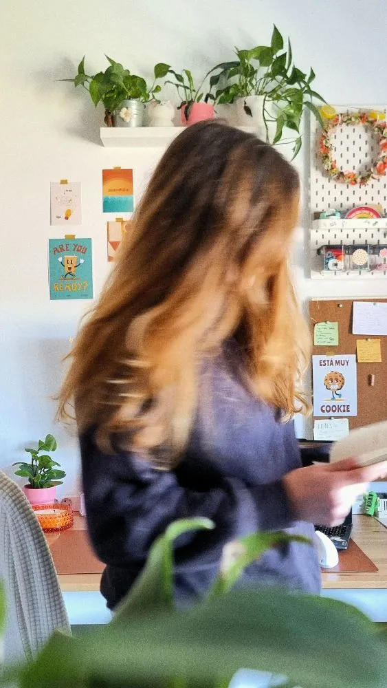 Raquel Abal diseñando en el estudio